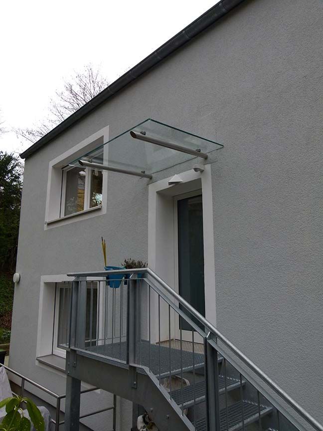 Ein Haus mit Treppen, die zur Haustür hinaufführen