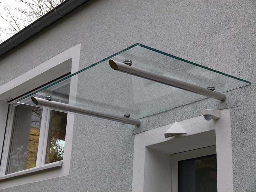 Ein Glasdach ist an der Seite eines Gebäudes angebracht