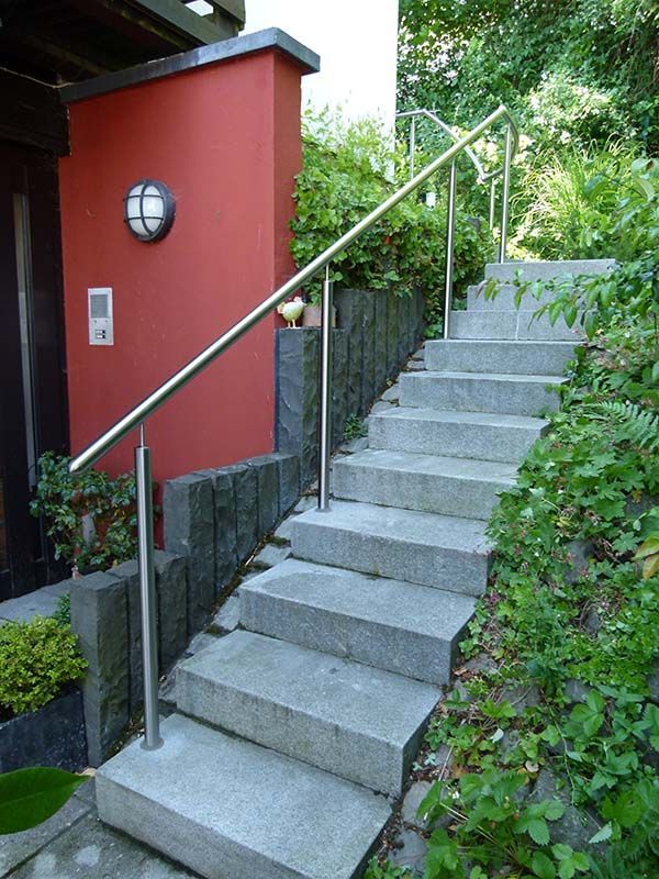 Eine Treppe mit Edelstahlgeländer