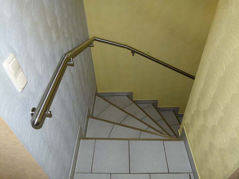 Eine Treppe mit Edelstahlgeländer