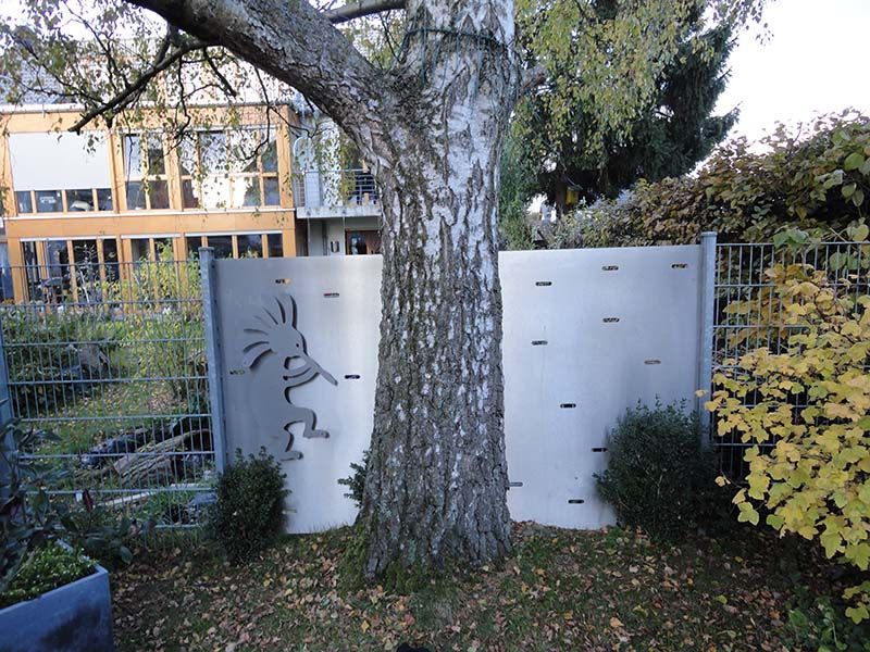 Ein Zaun mit einer Vogelzeichnung darauf