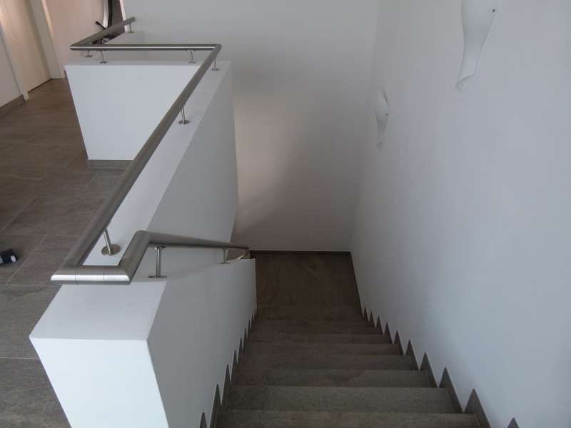 Eine Treppe mit Edelstahlgeländer