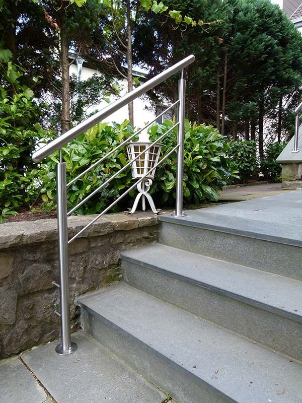 Eine Treppe mit Edelstahlgeländer