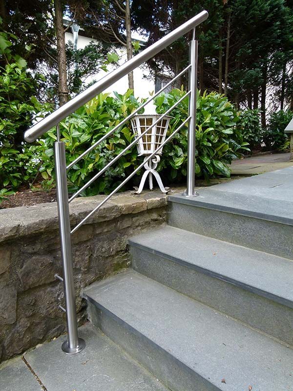 Eine Treppe mit Edelstahlgeländer