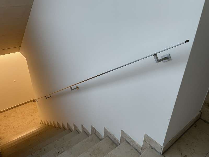 Eine Treppe mit einem Handlauf an der Seite.