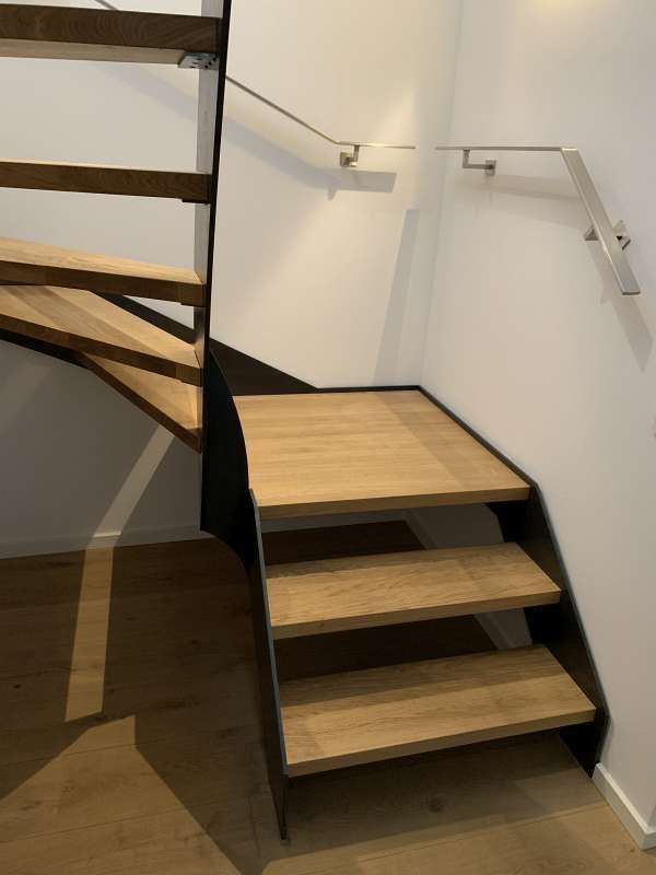 Eine Treppe mit Holzstufen und einem Metallgeländer