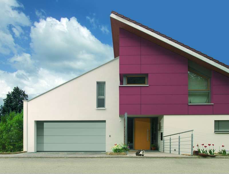 Ein weiß-lila Haus mit einem Garagentor