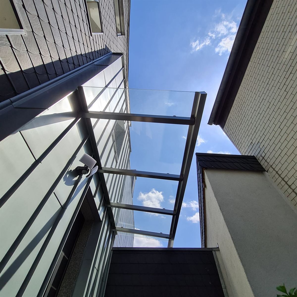 Blick nach oben auf ein Gebäude mit einem Glasdach