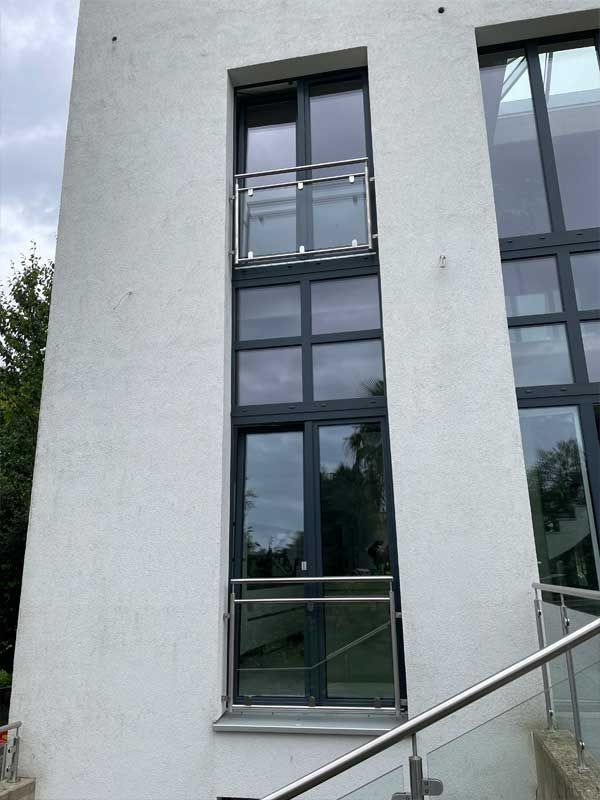 Ein weißes Gebäude mit vielen Fenstern und Treppen