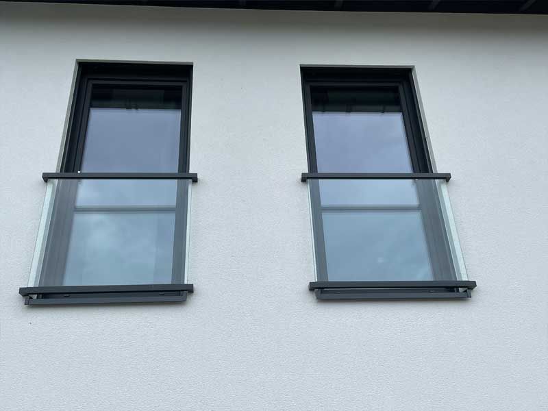 An der Seite eines Gebäudes befinden sich zwei Fenster.