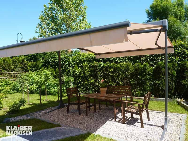 Eine Terrasse mit Tisch und Stühlen unter einer Markise