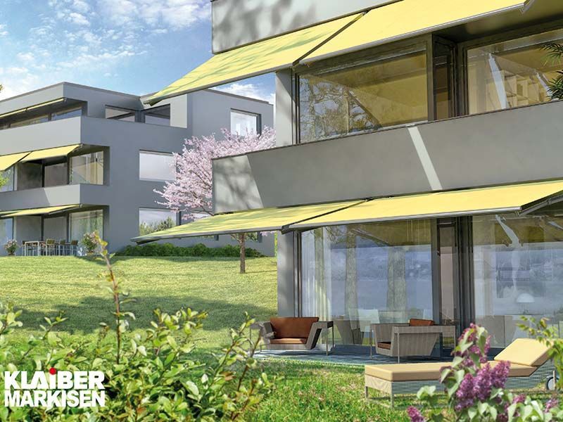 Ein Gebäude mit einer gelben Markise an der Seite