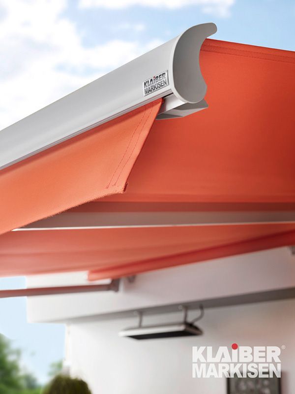 Eine Nahaufnahme einer orangefarbenen Markise mit einem weißen Rahmen