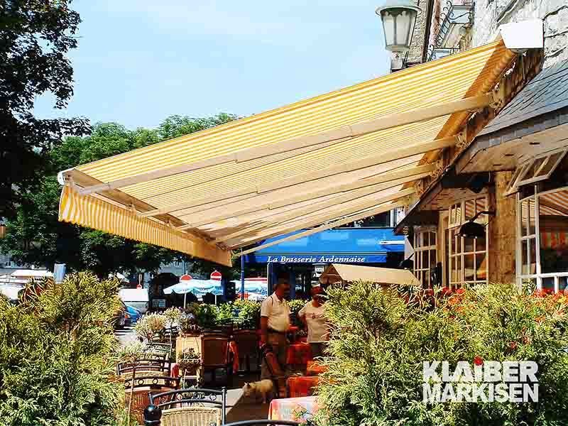 Ein Restaurant mit einer gelben Markise an der Seite