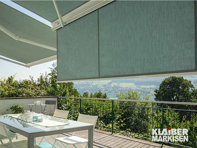 Ein Balkon mit Tisch und Stühlen unter einer Markise.