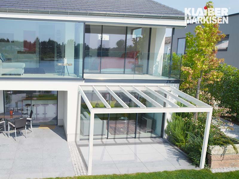 Eine Luftaufnahme eines Hauses mit einem Glasdach