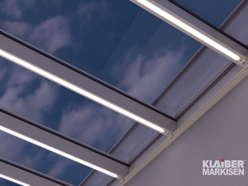 Ein Bild von der Decke eines Gebäudes mit der Aufschrift Klaber Markisen