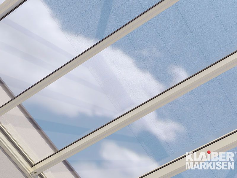 Ein Bild eines Himmels durch ein klares Glasdach