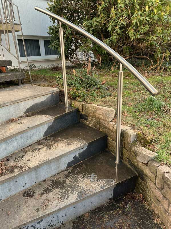 Eine Treppe mit Edelstahlgeländer.