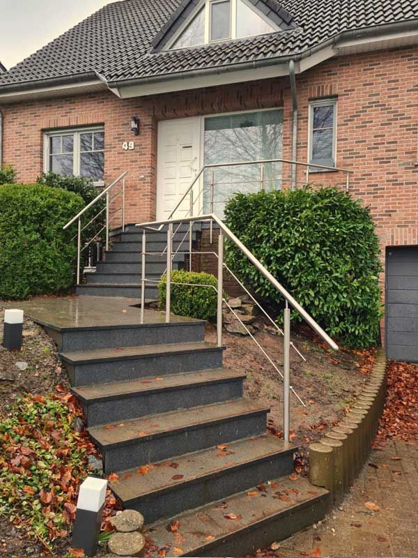 Ein Backsteinhaus mit Treppen, die zur Haustür führen