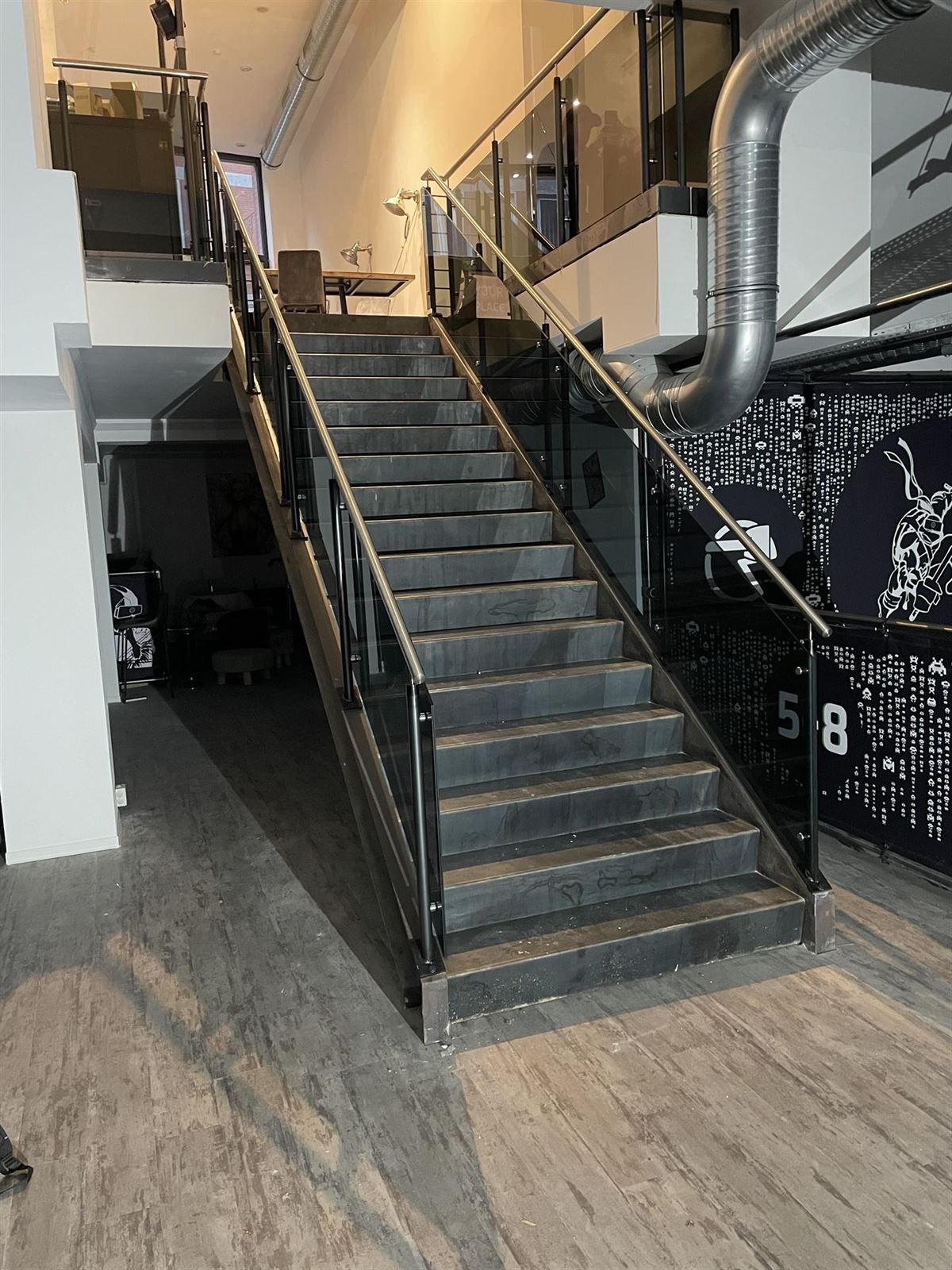 Eine Treppe, die in den zweiten Stock eines Gebäudes führt.