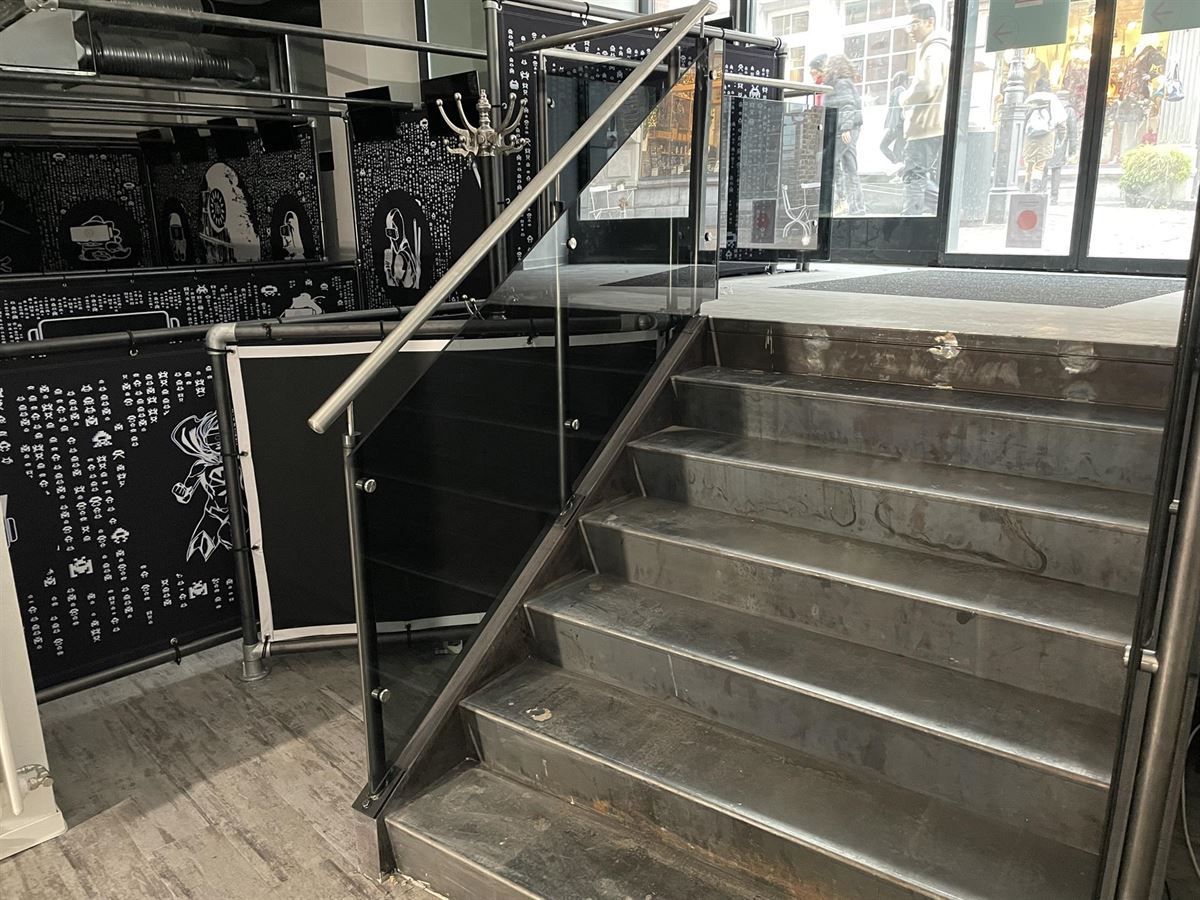 Eine Treppe in einem Gebäude mit einem Metallgeländer.