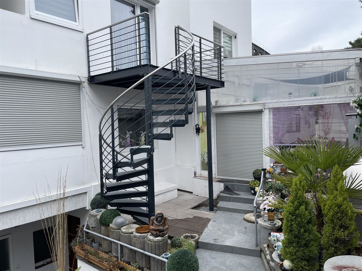Eine Wendeltreppe mit Balkon an der Seite eines Gebäudes.