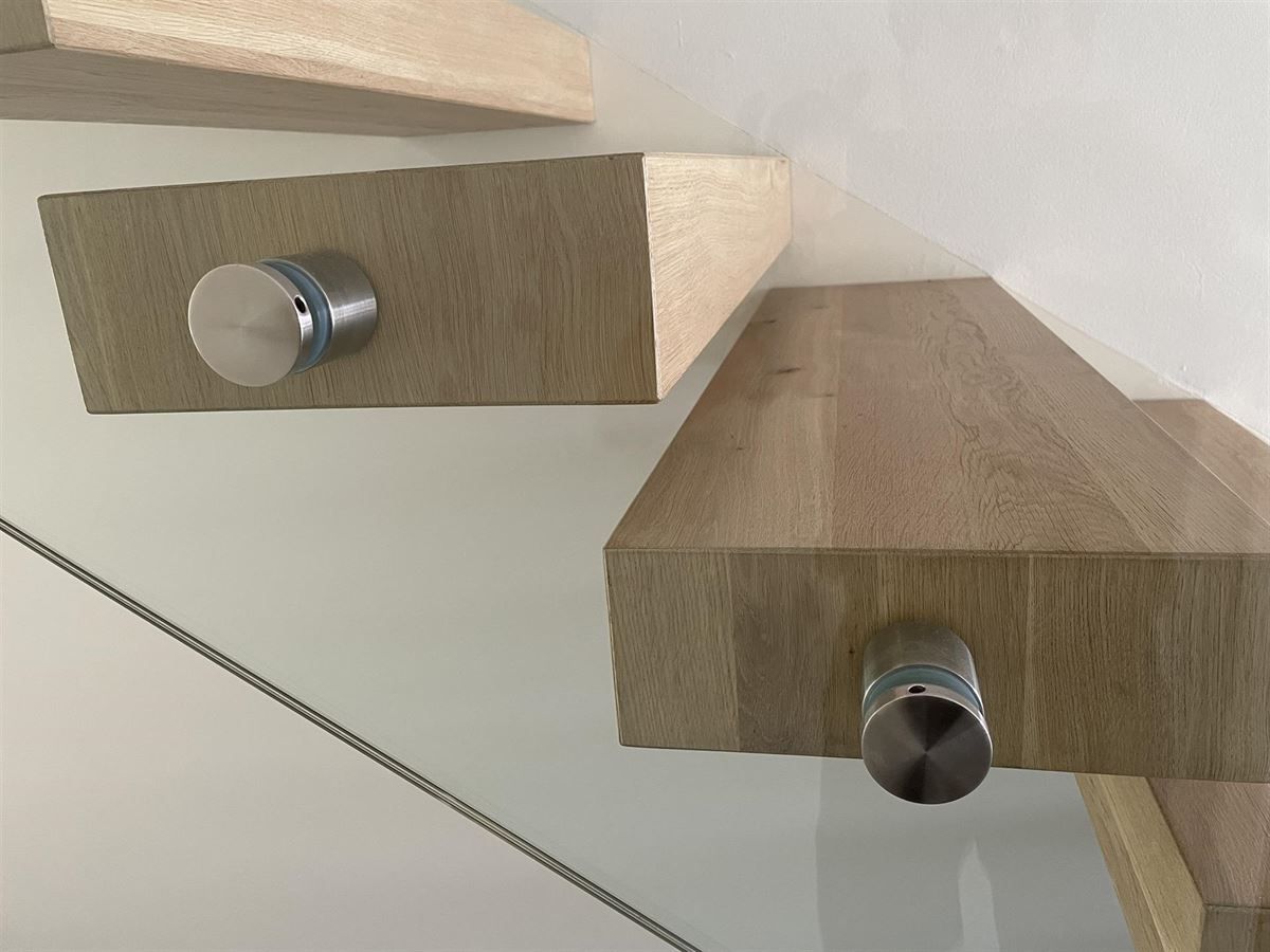 Eine Nahaufnahme einer Holztreppe mit einem Metallgeländer