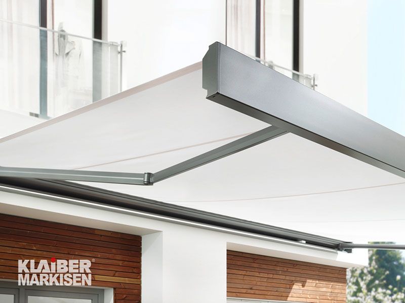 An der Seite eines Gebäudes befindet sich eine weiße Markise.