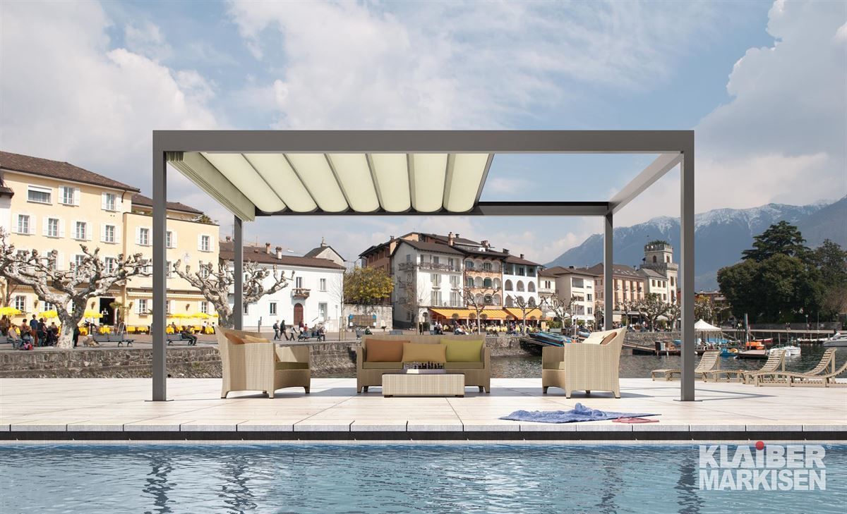 Eine Pergola steht neben einem Swimmingpool mit einer Stadt im Hintergrund.