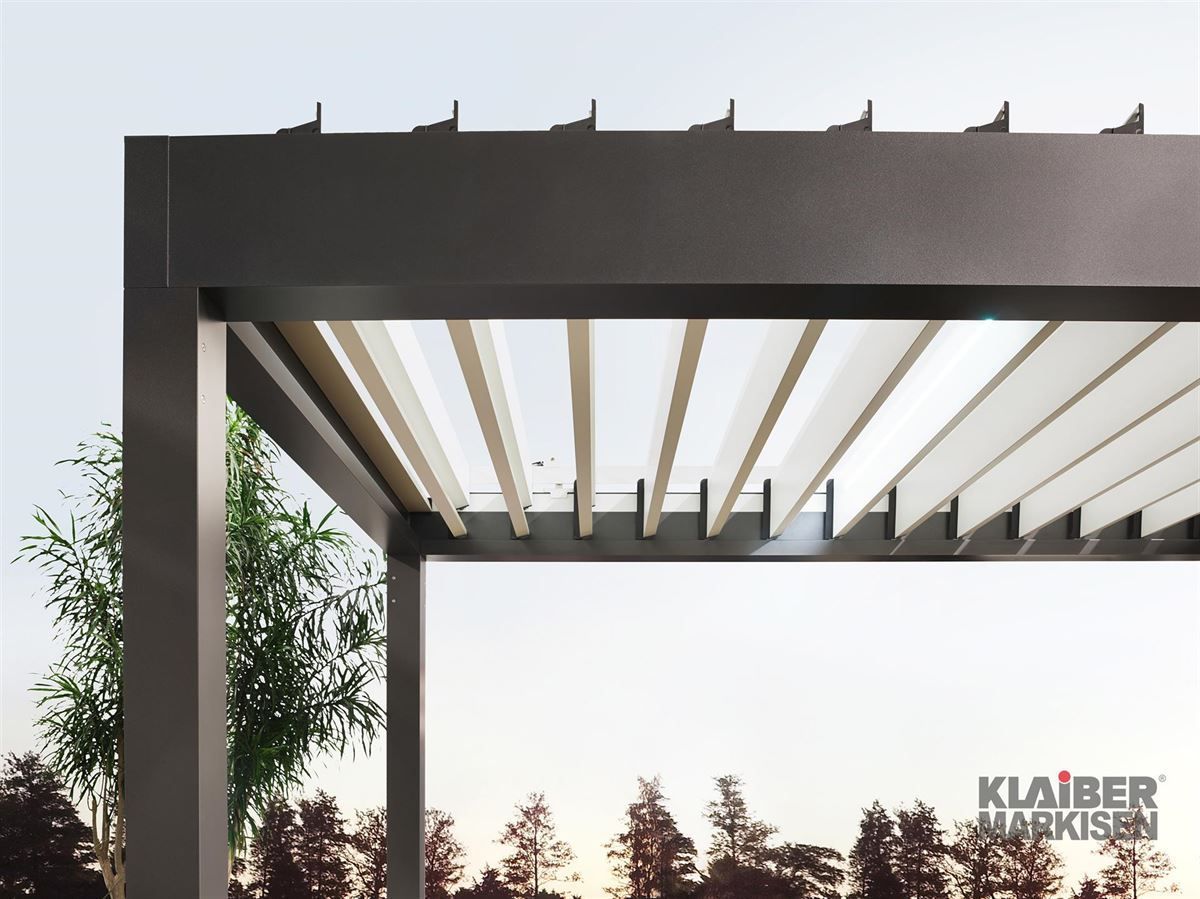 Eine Nahaufnahme einer Pergola mit Bäumen im Hintergrund