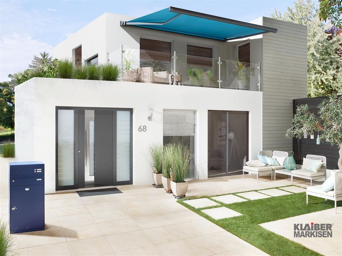 Ein weißes Haus mit einer blauen Markise darauf