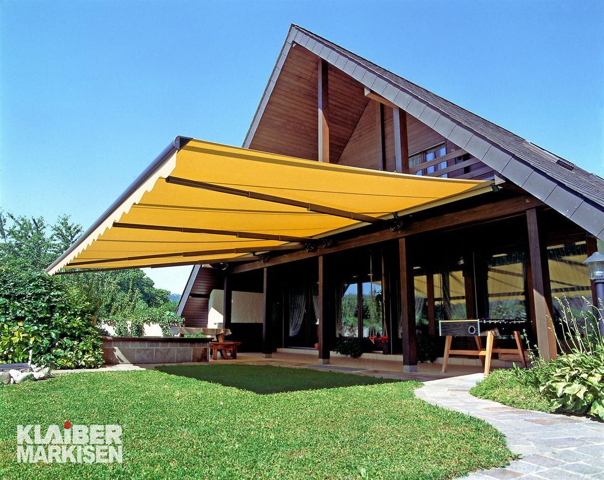 Ein Haus mit einer gelben Markise an der Seite