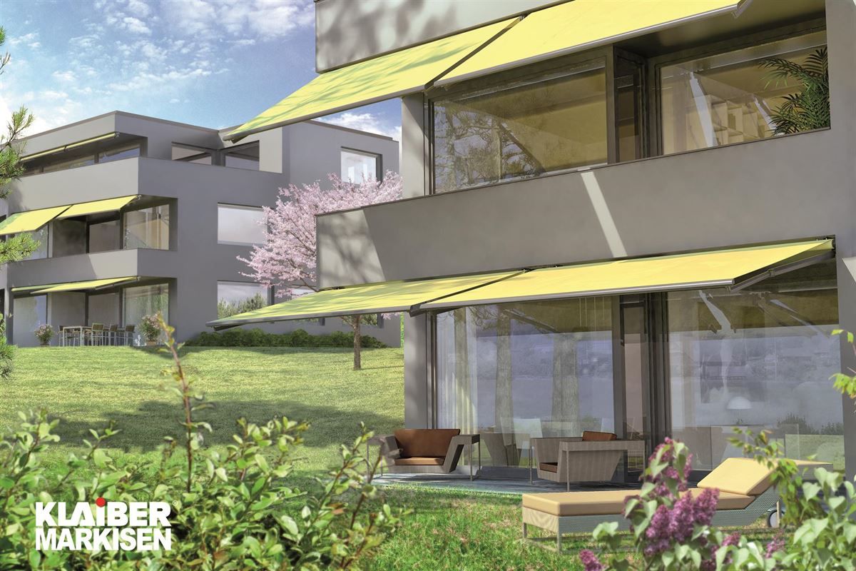 Ein Gebäude mit einer gelben Markise an der Seite.