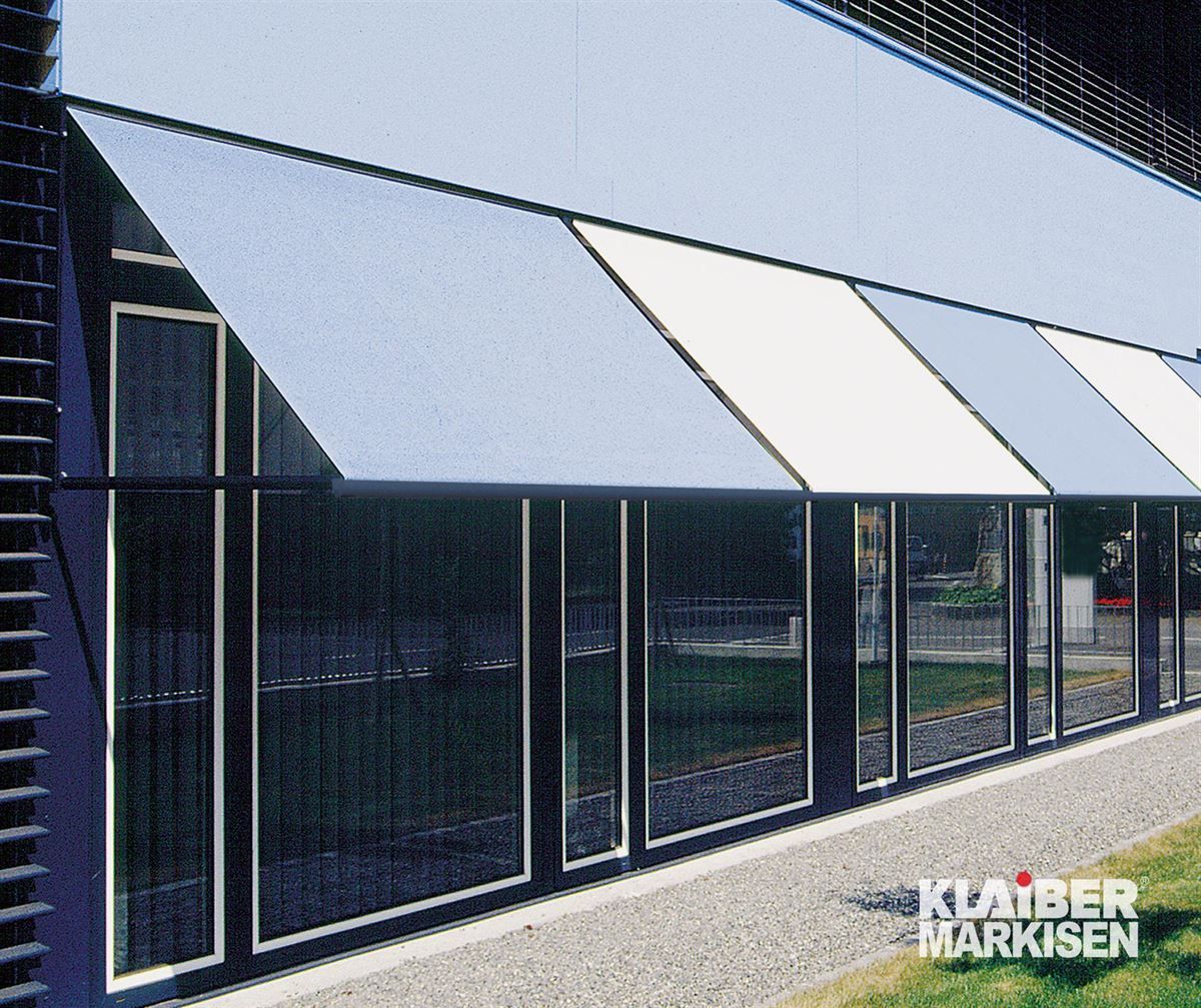 Ein Gebäude mit vielen Fenstern und einem Schild mit der Aufschrift Klaiber Markisen