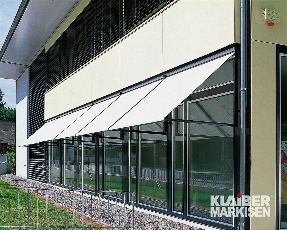 Ein Gebäude mit einer weißen Markise an der Seite