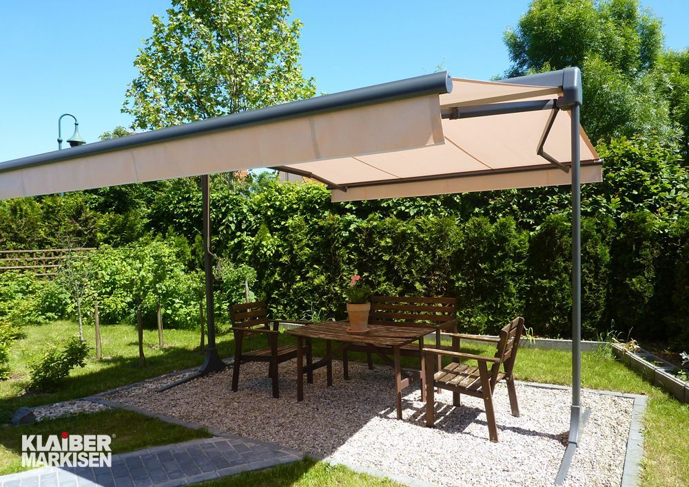 Eine Terrasse mit Tisch und Stühlen unter einer Markise