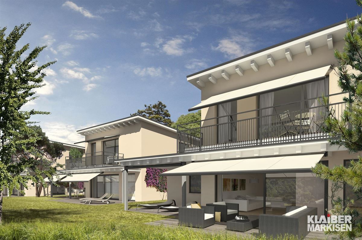 Eine künstlerische Darstellung einer Häuserreihe mit Markisen