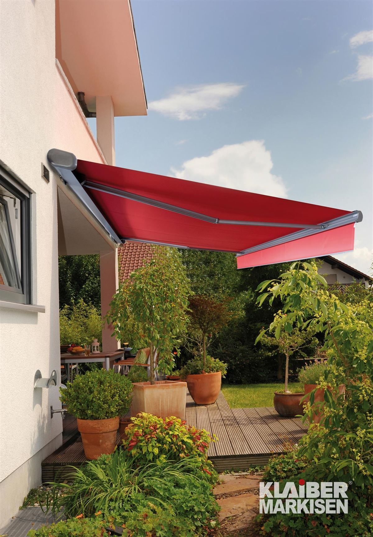Eine rote Markise ist an der Seite eines Hauses