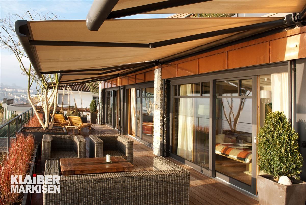 Ein großer Balkon mit einer großen Markise darüber
