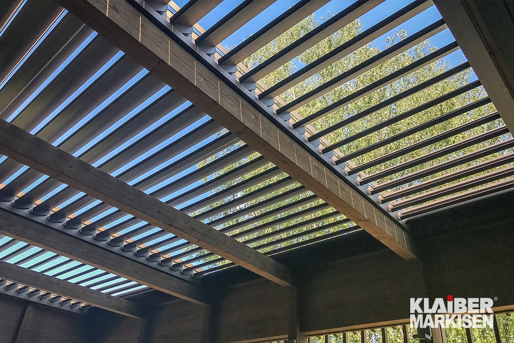 Eine Pergola mit blauem Himmel im Hintergrund