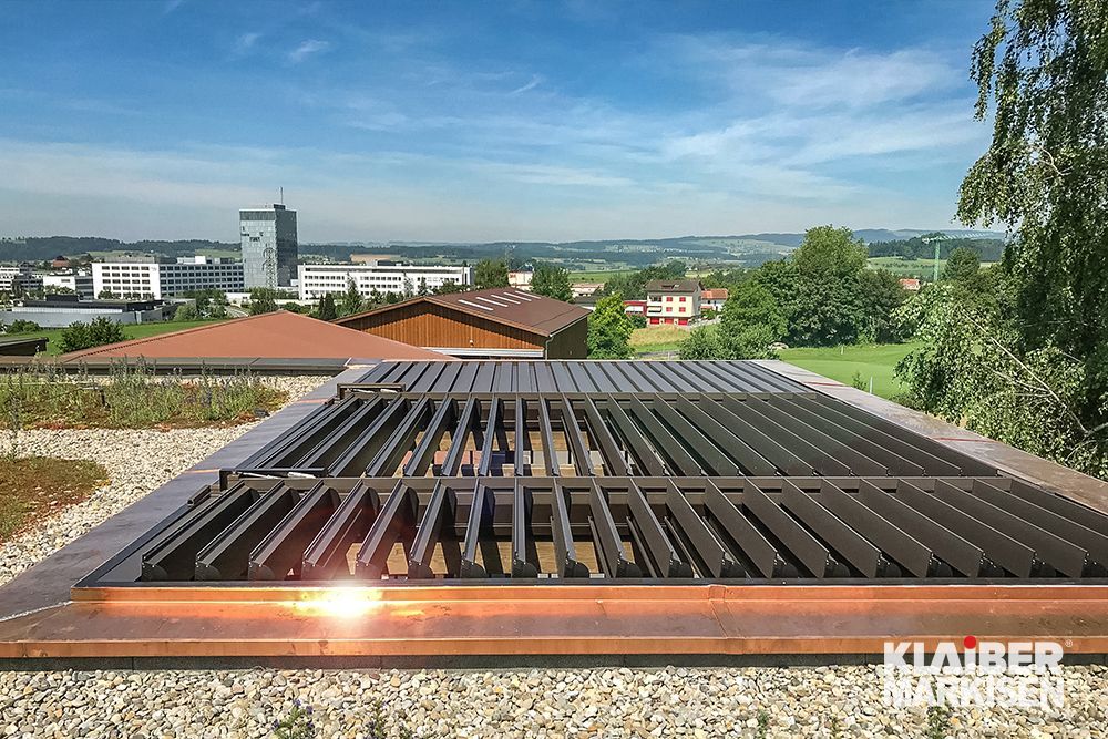 Die Sonne scheint durch das Dach eines Gebäudes.