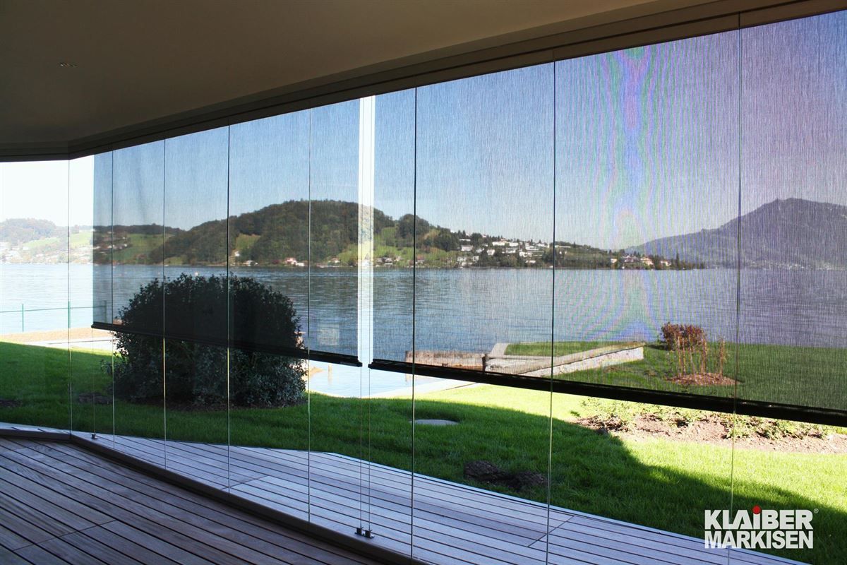 Ein Balkon mit Blick auf See und Berge.
