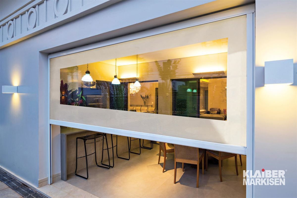 Ein Gebäude mit einem großen Fenster und einem Esszimmer darin