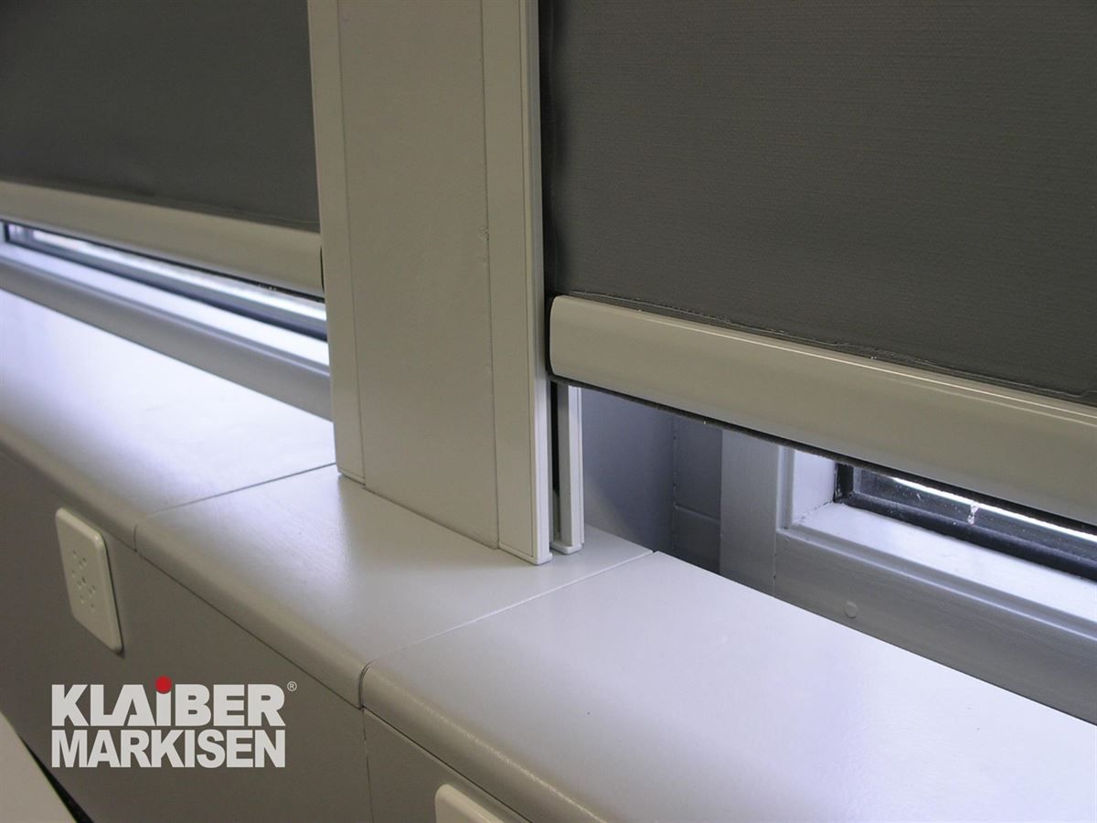 Eine Nahaufnahme eines Fensters mit einem Schild mit der Aufschrift „Klaiber Markisen“