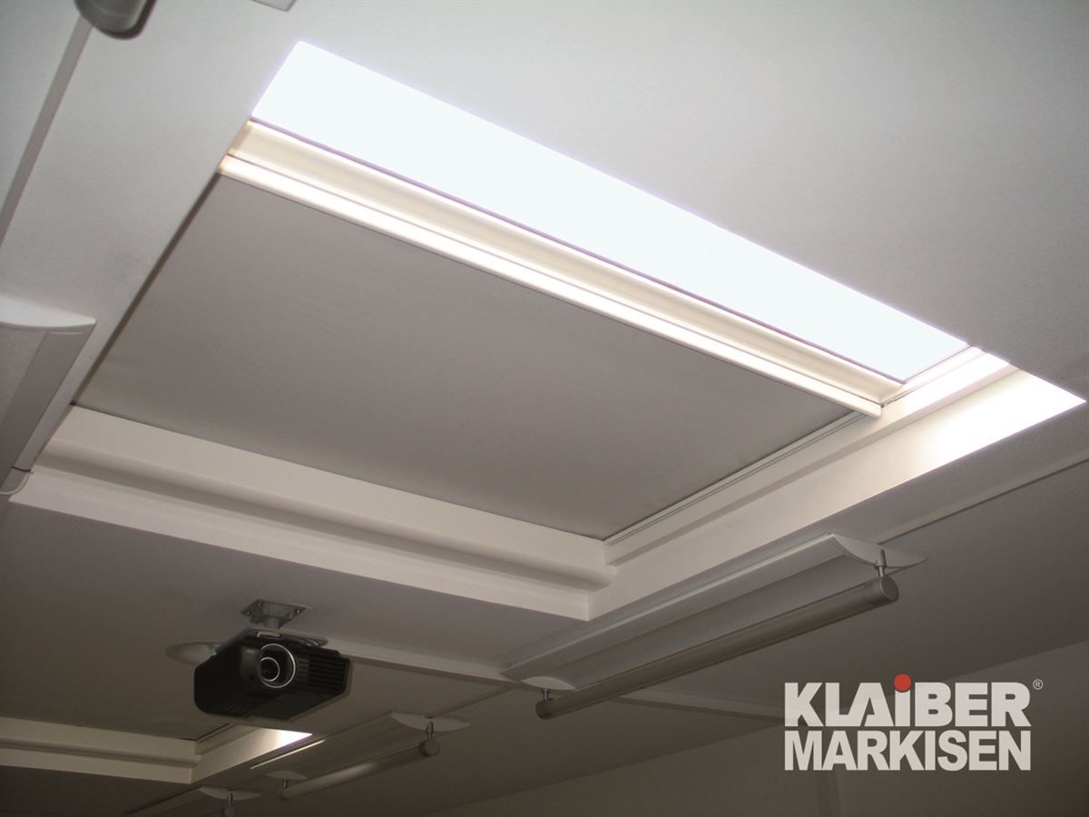 Ein Bild von einem Oberlicht mit den Worten Klaber Markisen auf der Unterseite