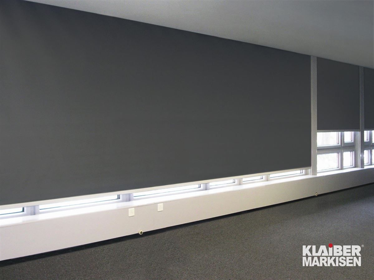 Ein leerer Raum mit einem Schild mit der Aufschrift „Klaber Narkisen“