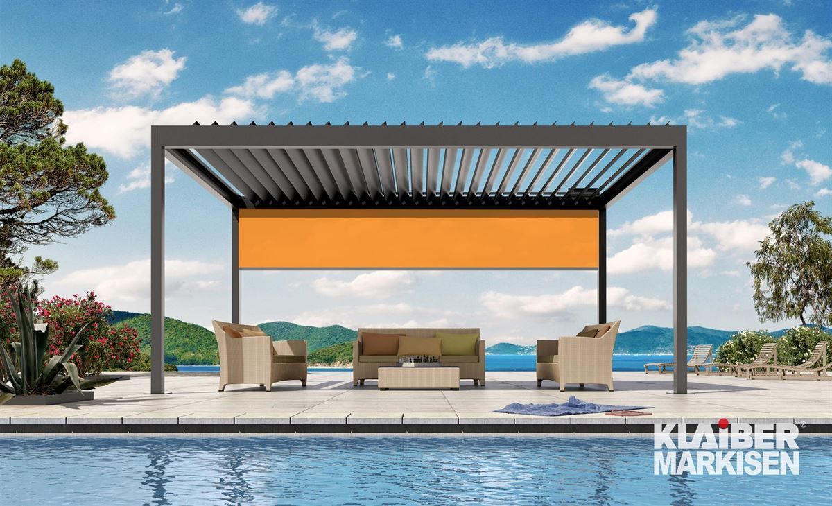 Eine Pergola steht neben einem Swimmingpool.