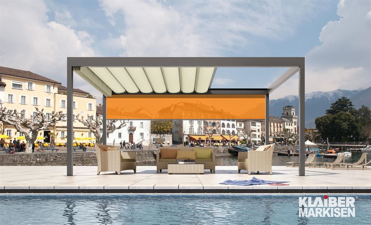 Eine Pergola steht neben einem Swimmingpool.