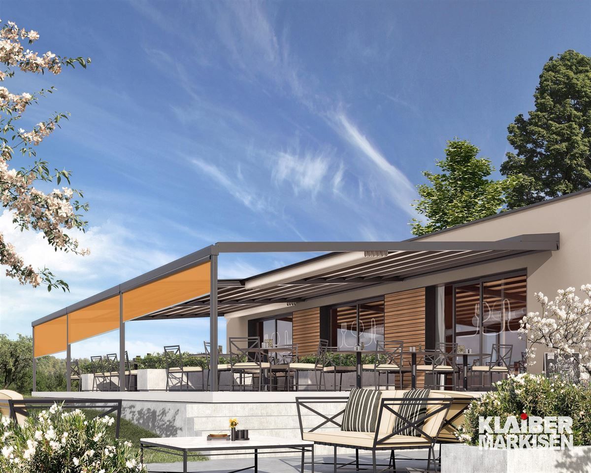 Eine künstlerische Darstellung eines Restaurants mit Tischen und Stühlen unter einer Pergola.